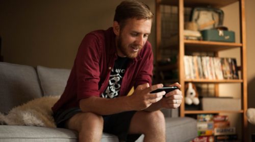 man finding out how to tell if a girl likes him over text
